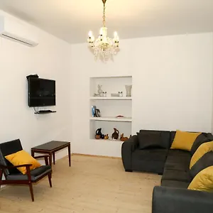 panchitos-apartment.alltbilisihotels.com/